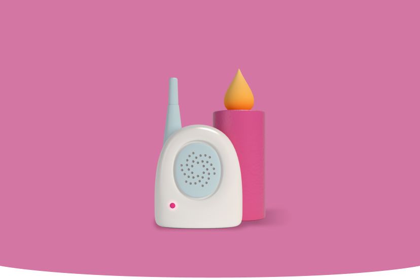 Illustration eines weißen Babyphons mit blauer Antenne neben einer rosa Kerze mit gelber Flamme vor einem rosa Hintergrund